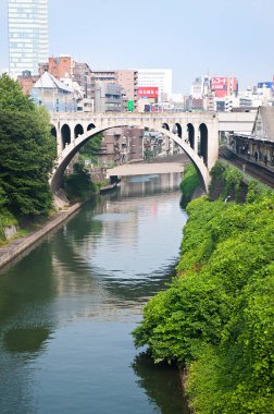 Nehir üzerindeki eski köprünün manzarası