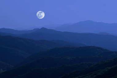 Gece vakti dağlarda ay ışığı 