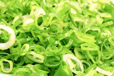 Doğranmış yeşil soğanların yakın görüntüsü