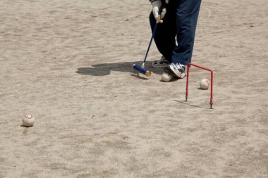 Kumda golf oynayan bir adamın kesilmiş fotoğrafı.