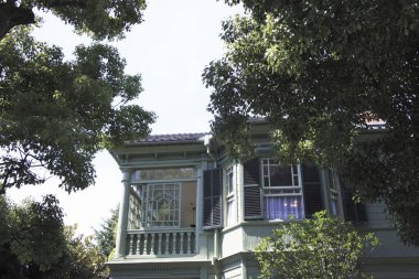 Ağaçlarla kaplı eski evin güzel manzarası