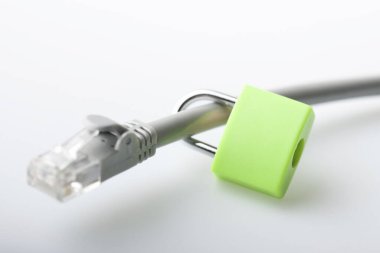 Beyaz arkaplana kilitlenmiş bilgisayar ağı kablosu. Güvenli internet bağlantısı kavramı