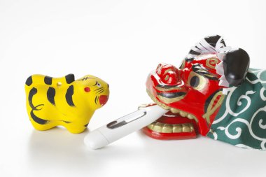 Beyaz arka planda renkli seramik oyuncaklar, ejderha ve kaplan 