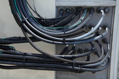 Binada elektrik kabloları var.