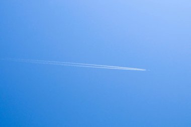 Mavi gökyüzünde uçaktan sonra beyaz izler