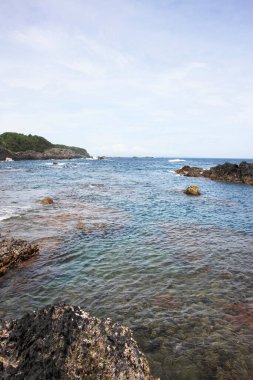 Mavi gökyüzü ile güzel deniz kıyısı