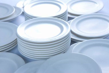 Beyaz arkaplanda beyaz plakaların kapatılması 