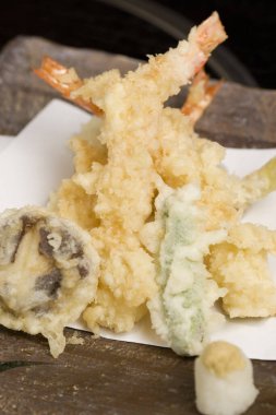 Beyaz tabakta haşlanmış karides, Japon yemeği.