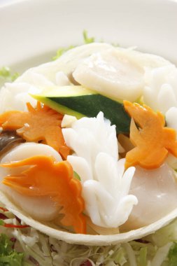 Yumurta ve salatalıklı taze salata manzarası.