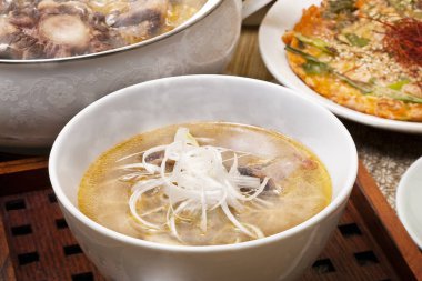 Lezzetli Asya yemeklerinin yakın görüntüsü