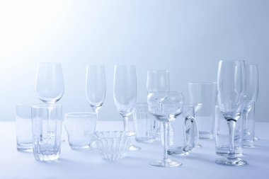 beyaz zemin üzerinde boş bardak