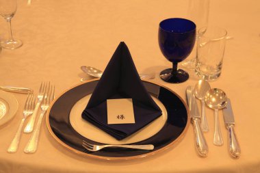 Düğün ya da başka bir yemek organizasyonu için masa hazır.