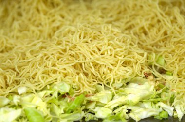 Tavuk ve peynirli erişte.