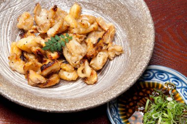 Bir tabak kızarmış et. 