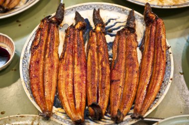 Tabakta ızgara balık manzarasını kapat.