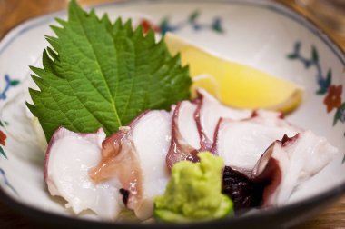 Tabak yakın görüntüsünde taze sashimi tabağı.