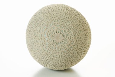 Beyaz arka planda nefis taze kavunun yakın plan görüntüsü