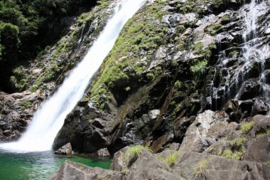 Rocky Hill 'deki güzel şelale manzarasını kapat.