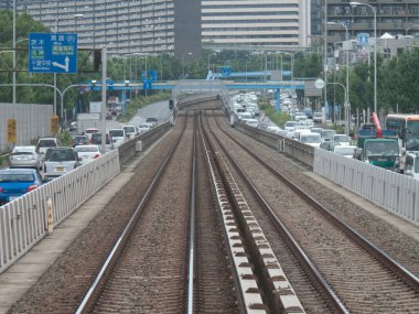 Tokyo 'da tren rayları, Japonya' da araba trafiği. 