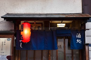 Geleneksel Japon İzakaya girişi Mavi Noren perdesi