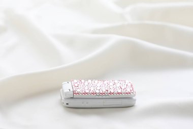 beyaz kumaşlı elmaslı lüks cep telefonu