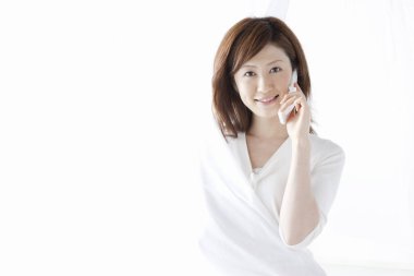 kadın onun elinde telefon ile 