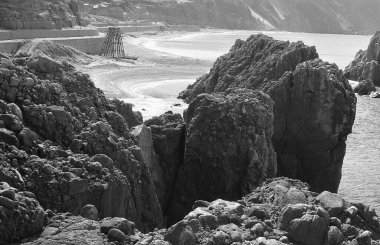 Güzel deniz manzarası, kıyıda kayalar. 