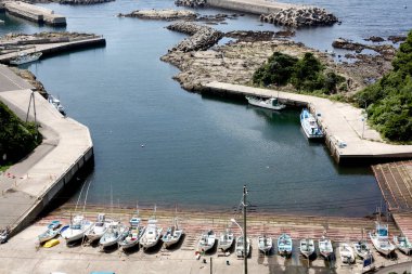 Rıhtımda demirli tekneler