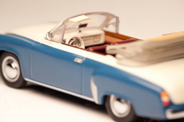 beyaz arkaplanda oyuncak Cabriolet araba modeli