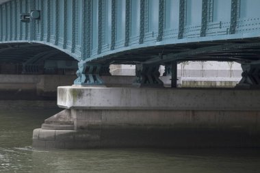 Pont Mirabeau 'nun metal yapısı, Paris, Fransa' da bir köprü.