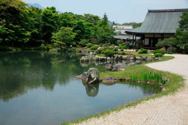 Japon bahçe gölet ile 