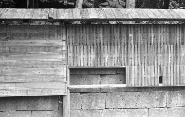 Siyah beyaz Japon yazıtları olan ahşap bir duvar.