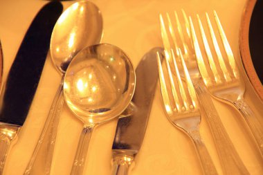 Masadaki gümüş çatal bıçak takımının yakın çekim görüntüsü