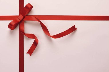 Kırmızı kurdeleli pembe hediye kutusu