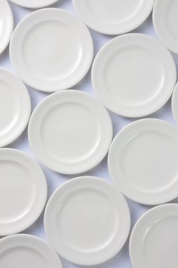 Beyaz arkaplanda beyaz plakaların kapatılması 