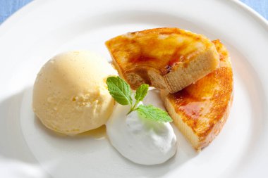 Vanilyalı dondurmalı bisküvi.