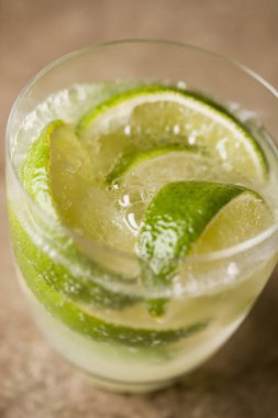 Ahşap masa üzerinde cam içinde lezzetli yaz kokteylinin yakın plan görüntüsü. 