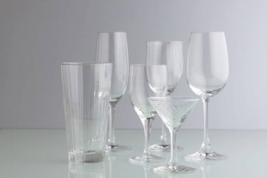 Gri arkaplanda temiz bardaklar