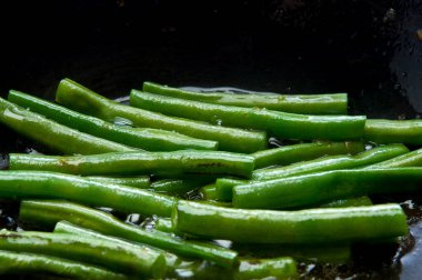 Tavada pişen organik yeşil fasulyelerin yakın plan görüntüsü