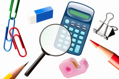 Hesap makinesi, kalem ve ataç da dahil olmak üzere çeşitli ofis ve okul gereçleri, büyüteç etrafında ortalanmış beyaz bir arka plana saçılmış durumda..