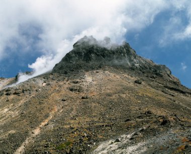 Kayalık yamaçlı güzel dağ manzarası