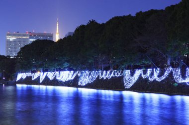 Güzel gece manzaralı modern şehir ışıkları, şenlikli konsept 