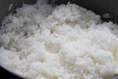 Kasedeki beyaz pirincin yakın görüntüsü