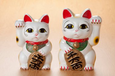 Şirin kedi heykelcikleri, Maneki neko Japon şanslı kedileri, Tokoname yaki seramikleri 