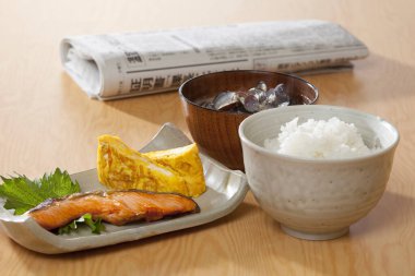 Japon yemeği, haşlanmış pirinç, çorba, omlet, somon balığı.