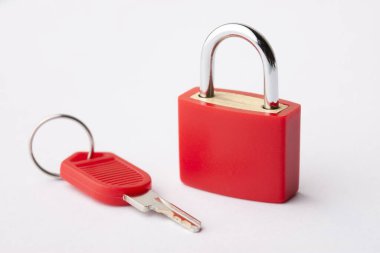 Beyaz arkaplanda kırmızı asma kilit izole edildi