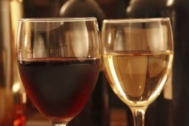 Masadaki iki şarap kadehinin yakın plan görüntüsü.