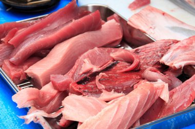 Ton balığı kesiyor.