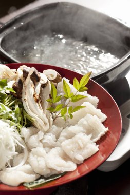 Tavada kızarmış tavuk.