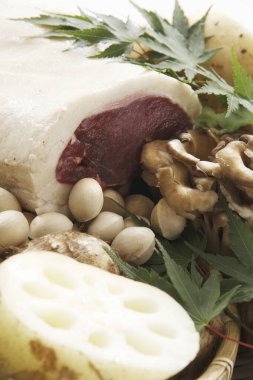 Sebzeli ve fındıklı çiğ domuz etinin yakın plan görüntüsü. 